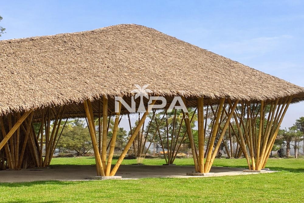 Cubierta de palma sintética ecológica y reciclable para Eco-Lodge en Guanacaste y Santa Teresa, Costa Rica