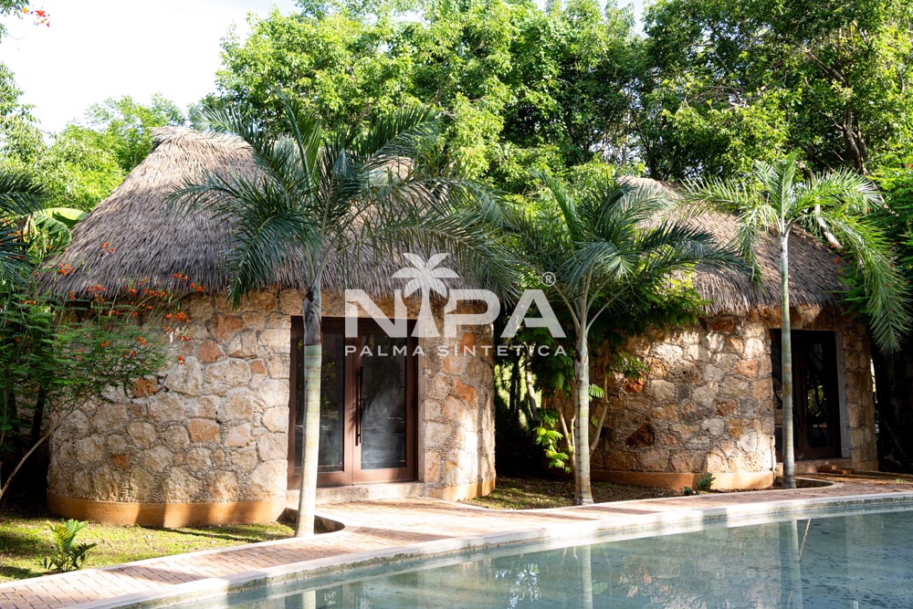 Diseño de Palapa moderna estilo Tulum con palma sintética retardante de fuego en la Riviera Maya, México.